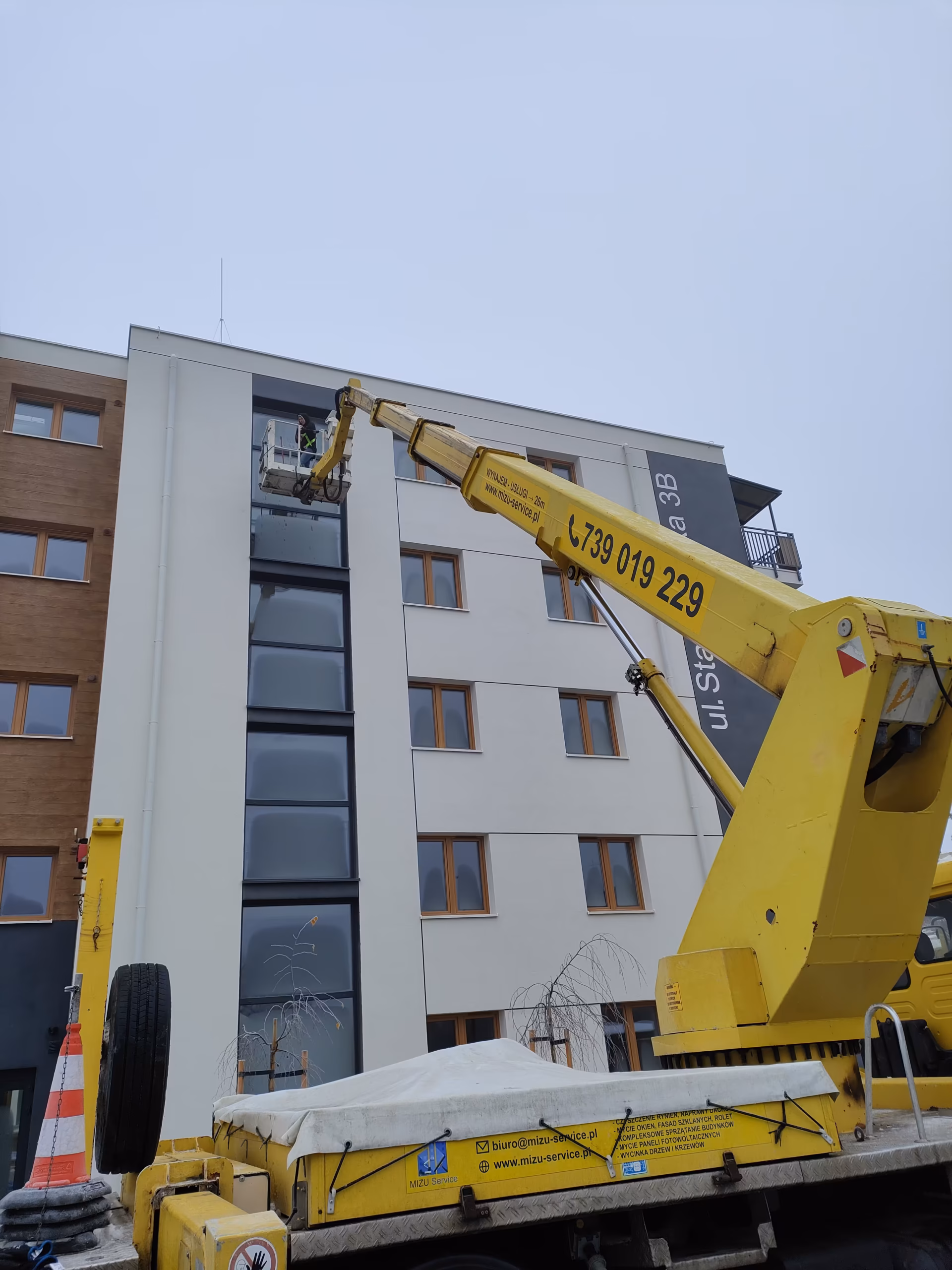 Mycie fasad budynków iwelorodzinnych - Mizu Servicve